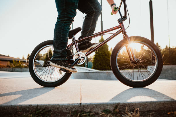 adult woman bmx bike rider en ramp park - bmx cycling sport extreme sports cycling fotografías e imágenes de stock