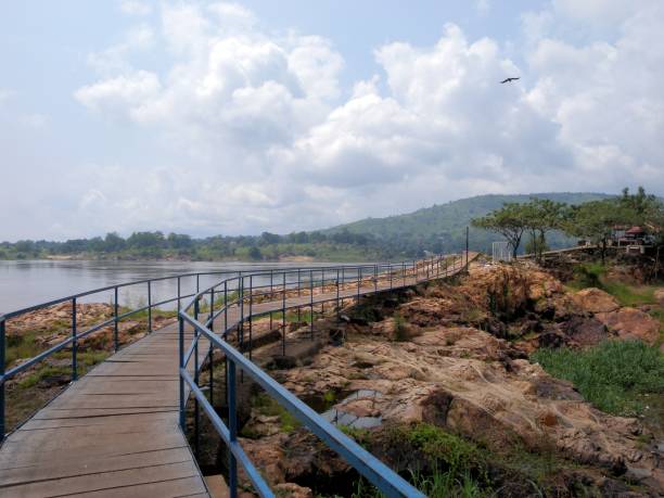 erhöhte promenade und der ubangi-fluss, bangui, zentralafrikanische republik - blick auf die demokratische republik kongo - bangui stock-fotos und bilder