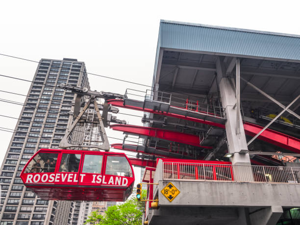Cable Car Between Roosevelt Island And Manhattan New York City, USA - May 04, 2019: Cable car between Roosevelt Island and Manhattan at the Queensboro Bridge roosevelt island stock pictures, royalty-free photos & images