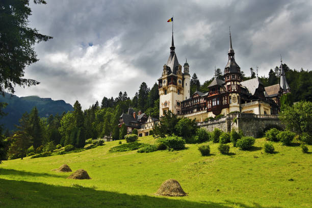 castillo de peles en transilvania - sinaia fotografías e imágenes de stock