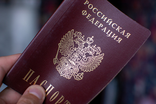 Pasaporte ruso en mano photo