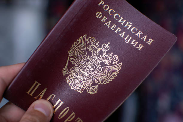 pasaporte ruso en mano - cultura rusa fotografías e imágenes de stock