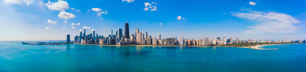 luftaufnahme der skyline des stadtbildes am wasser von chicago mit john hancock gebäude und lake michigan - hancock building stock-fotos und bilder