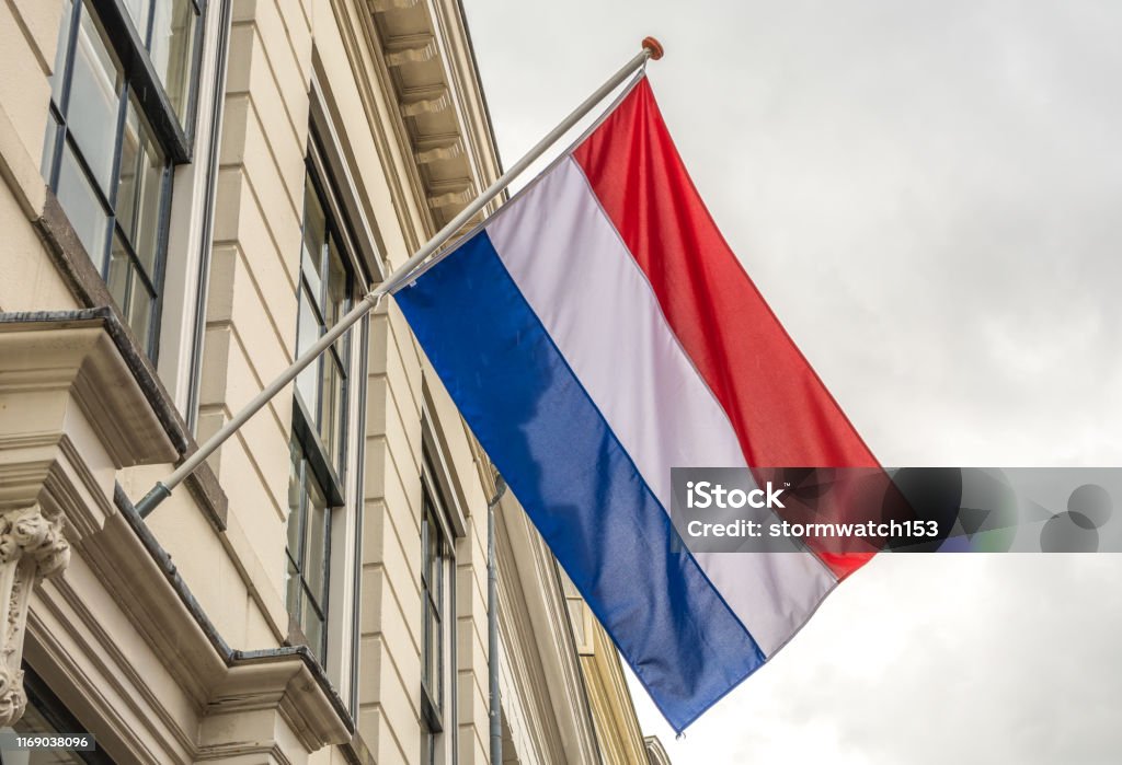 Flagge der Niederlande winkend im Wind in der Stadt Utrecht - Lizenzfrei Niederlande Stock-Foto