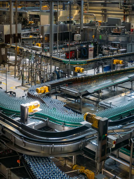 moderna línea de producción automatizada de embotellado de cerveza - bottling plant industry drink food processing plant fotografías e imágenes de stock