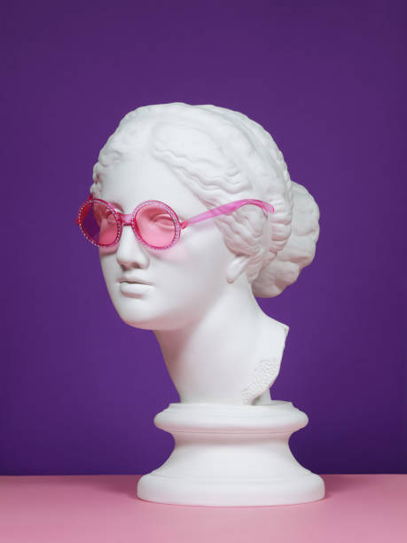 testa in gesso con occhiali colorati rosa - occhiali giocattolo foto e immagini stock