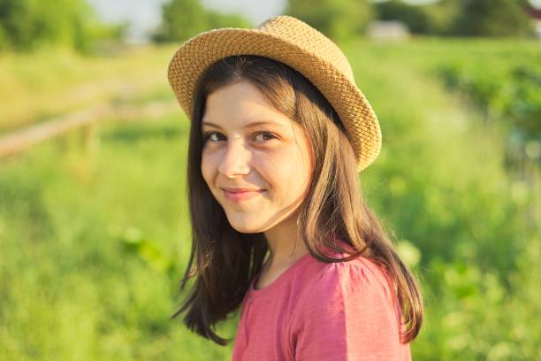 outdoor portrait of beautiful smiling girl 12, 13 years old - 12 13 years fotos imagens e fotografias de stock