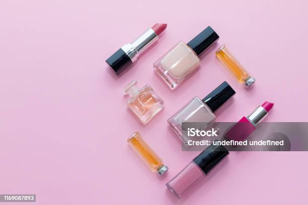 Maquillaje Profesional Aislado Sobre Fondo Rosa Composición Plana Revistas Redes Sociales Vista Superior Estaba Plano Concepto Maquillaje Profesional Aislado Sobre Fondo Rosa Composición Plana Revistas Redes Sociales Vista Superior Estaba Plano Concepto