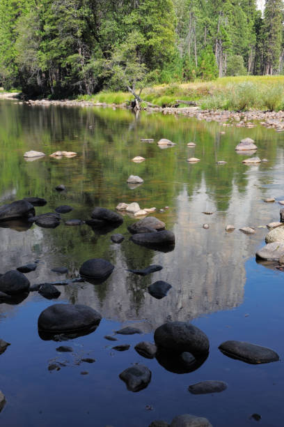 the channel merced river - merced county imagens e fotografias de stock