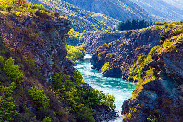 живописное ущелье и река каварау - kawarau river стоковые фото и изображения