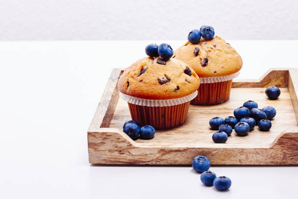 babeczki i bluebeeries na drewnianej tacy - blueberry muffin zdjęcia i obrazy z banku zdjęć