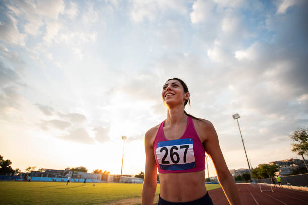 la femme d'athlète gagne - sprint course sur piste photos et images de collection