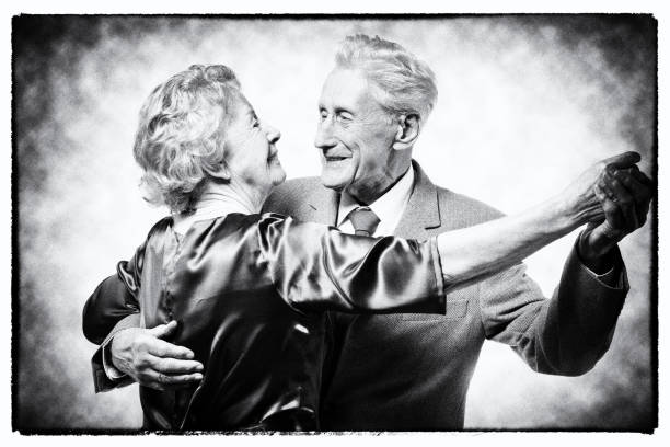 vintage - pareja senior bailando - waltzing fotografías e imágenes de stock