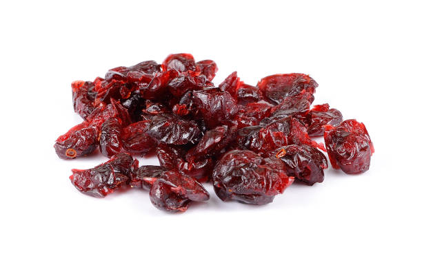 arándanos secos aislados sobre fondo blanco - dried cranberry fotografías e imágenes de stock