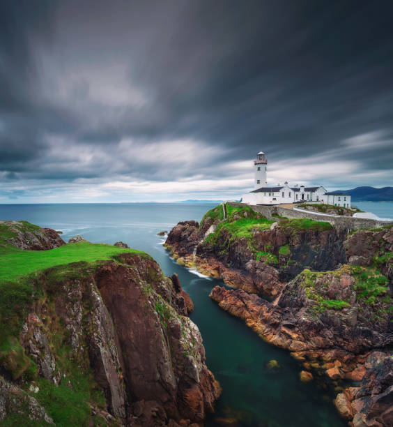 as nuvens escuras movem-se sobre o farol principal de fanad em ireland - overcast republic of ireland cloudscape cloud - fotografias e filmes do acervo