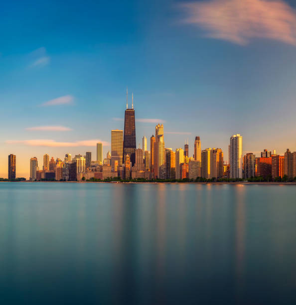 horizon de chicago au coucher du soleil vu de la plage de north avenue - north avenue beach photos et images de collection