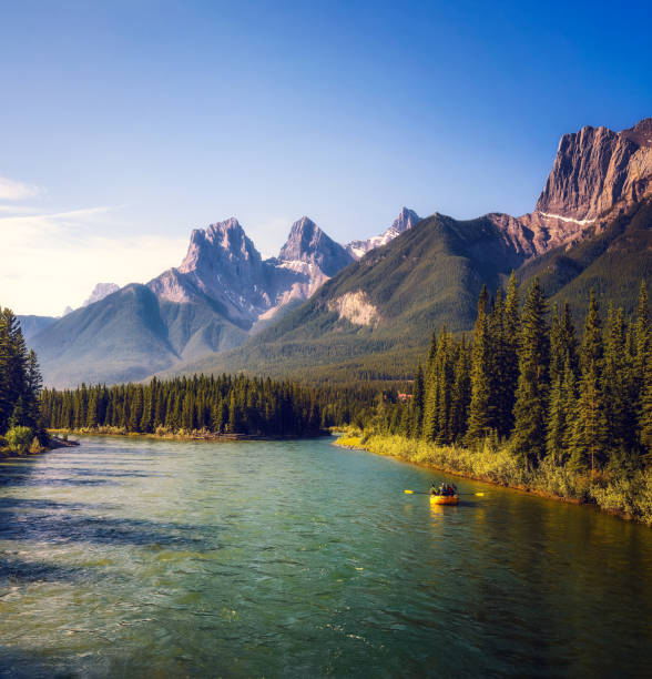 カナダのカンモア近くのボウ川でのラフティング - bow valley ストックフォトと画像