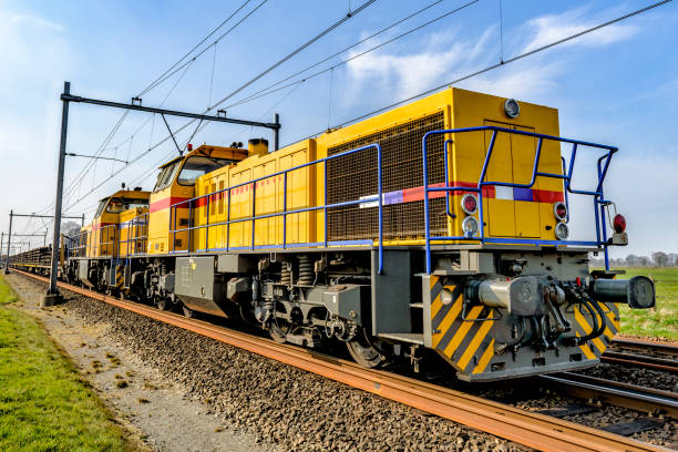 vista frontale della locomotiva del treno merci su un binario ferroviario nel paese - diesel locomotive foto e immagini stock