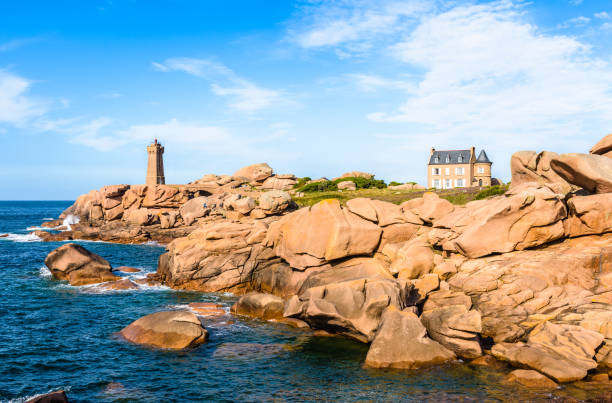 der leuchtturm ploumanac'h an der rosa granitküste in der nördlichen bretagne, frankreich. - granite travel stock-fotos und bilder