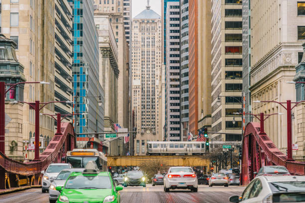 cena da ponte da rua de chicago com tráfego entre edifícios modernos de chicago da baixa na avenida de michigan em chicago, illinois, estados unidos, negócio e conceito moderno do transporte - chicago skyline illinois downtown district - fotografias e filmes do acervo