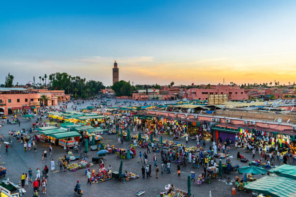 bazar w medynie w marrakeszu. jemaa el-fna o zachodzie słońca. - jema el fna zdjęcia i obrazy z banku zdjęć