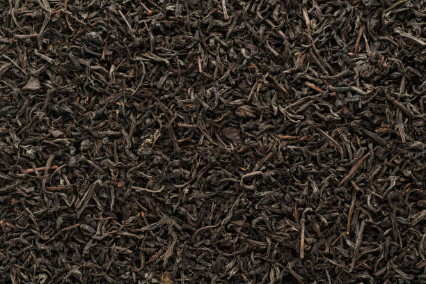 seque as folhas de chá pretas como um fundo, disparado de acima. - china tea crop chinese culture traditional culture - fotografias e filmes do acervo