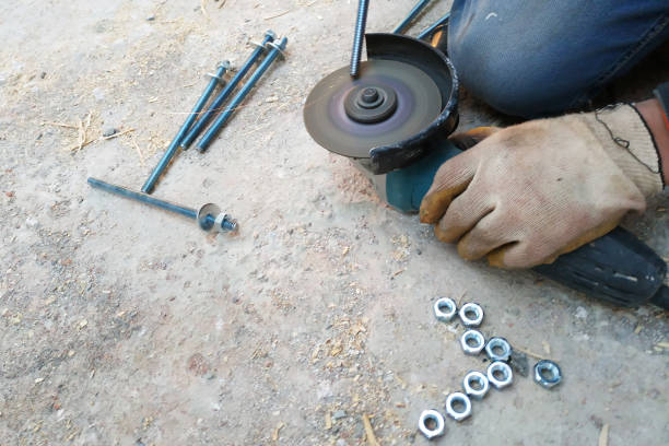 The master cuts and bolts the bolts using an angle grinder 2019