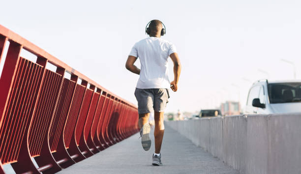 sportivo afroamericano che corre lungo il ponte - corsa di superstrada foto e immagini stock