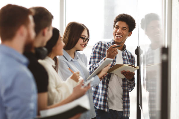 studenti che scrivono attività sulla lavagna in classe - studente di scuola secondaria studente foto e immagini stock