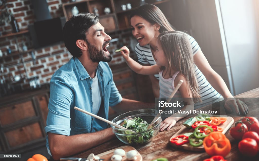 Famiglia in cucina - Foto stock royalty-free di Famiglia