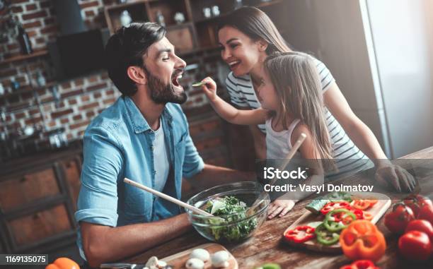 Famiglia In Cucina - Fotografie stock e altre immagini di Famiglia - Famiglia, Mangiare, Cucinare