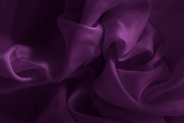 textura de tela púrpura para el fondo y el diseño de arte, hermoso patrón arrugado de seda o lino. - twisted yarn fotografías e imágenes de stock