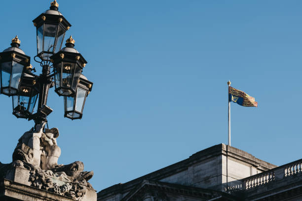 der royal standard weist darauf hin, dass souverän im buckingham palace, london, großbritannien, präsent ist. - castle famous place low angle view england stock-fotos und bilder