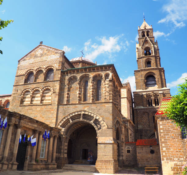 notre-dame-de-l'annonciation cathedral of le-puy-en-velay (auvergne region in france) is a major monument of romanesque art and the christian west - l unesco imagens e fotografias de stock