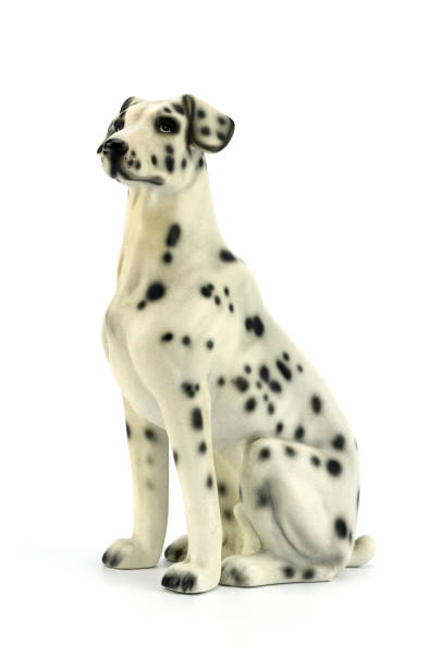 statuette des hundes isoliert auf weißem hintergrund mit clipping-pfad - ceramic figure stock-fotos und bilder