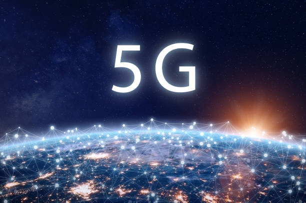 rede de telecomunicações de internet móvel 5g com tecnologia de conexão de dados sem fio de alta velocidade para smartphones e iot. conceito da implantação do sistema da quinta geração com terra vista do espaço - globe earth speed world map - fotografias e filmes do acervo