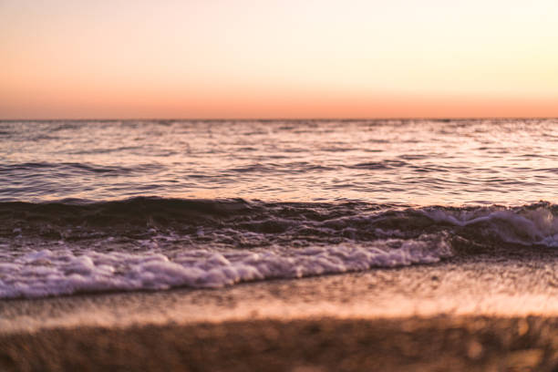 Beautiful blazing sunset landscape at black sea and orange sky above it with awesome sun golden reflection on calm waves as a background. Amazing summer sunset view on the beach. Russian nature, Sochi hermoso paisaje de puesta de sol ardiente en el mar negro y el cielo naranja por encima de él con impresionante reflejo dorado sol en las olas tranquilas como fondo. increíble vista de la puesta de sol de verano en la playa. naturaleza rusa, sochi