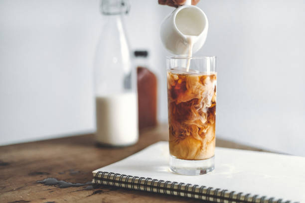 冷たいコーヒーグラスとミルク - カフェラテ　アイス ストックフォトと画像