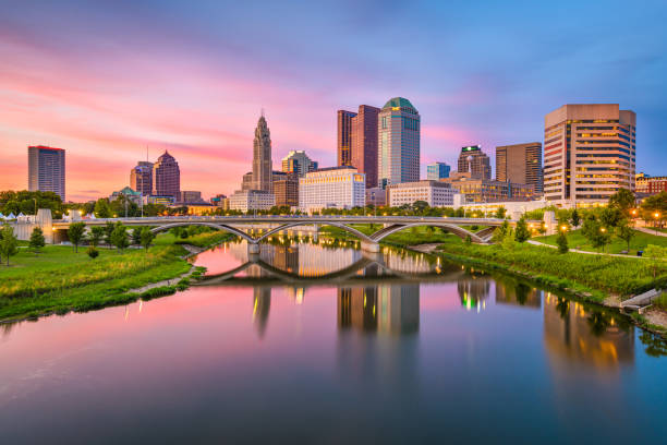 columbus, ohio, ee.uu. horizonte en el río - el centro de la ciudad de columbus ohio fotografías e imágenes de stock