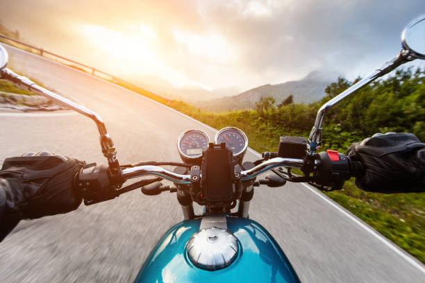 motorcycle driver riding in mountains - motorcycle biker riding motorcycle racing imagens e fotografias de stock