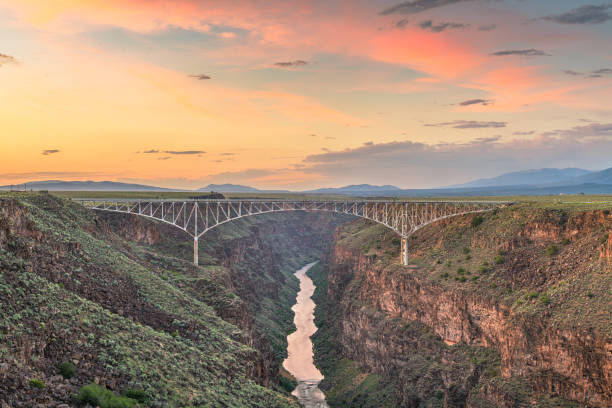 ponte della gola del rio grande - rio grande new mexico river valley foto e immagini stock