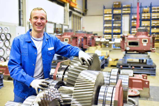 retrato de trabalhadores alegres novos na engenharia mecânica - industry portrait production line factory - fotografias e filmes do acervo