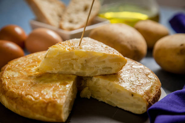 hausgemachtes spanisches omelett - spanisches omelett stock-fotos und bilder