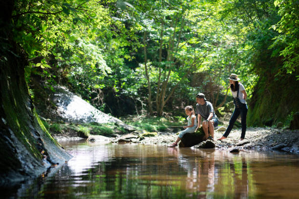 pêche de père et de mère et de descendant - pêche activité de plein air photos et images de collection