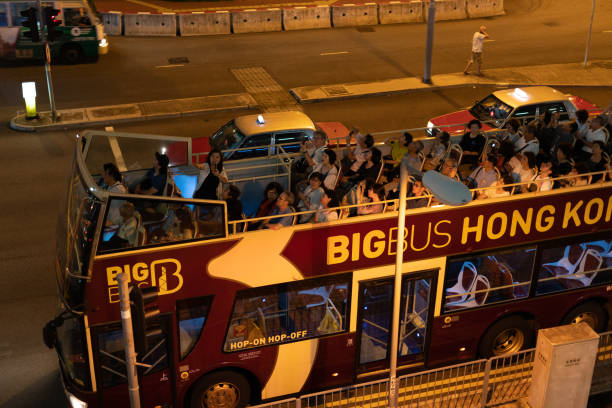 hong kong island open-top coach, full of tourists - bus coach bus travel red imagens e fotografias de stock