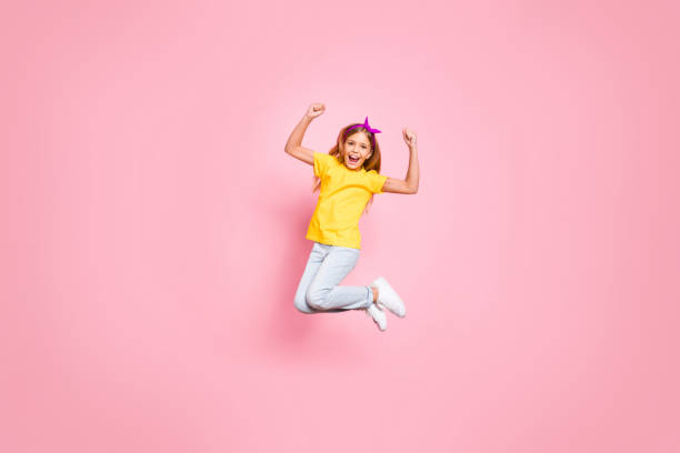 Full length body size view of her she nice attractive lovely carefree, ecstatic cheerful cheery pre-teen girl wearing yellow t-shirt having fun rejoicing isolated over pink pastel background vista de tamaño corporal de longitud completa de ella que ella agradable atractiva atractiva atractiva y despreocupada éxtasis alegre alegre chica preadolescente con camiseta amarilla divirtiéndose regocijándose aislado sobre fondo pastel rosa