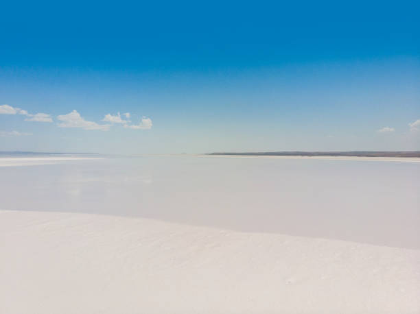 luftaufnahme des tuz-sees, tuz golu. salzsee. weißes salzwasser. es ist der zweitgrößte see der türkei und einer der größten hypersaline-seen der welt - hypersaline stock-fotos und bilder