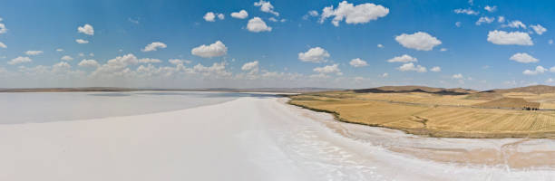 luftaufnahme des tuz-sees, tuz golu. salzsee. weißes salzwasser. es ist der zweitgrößte see der türkei und einer der größten hypersaline-seen der welt - hypersaline stock-fotos und bilder