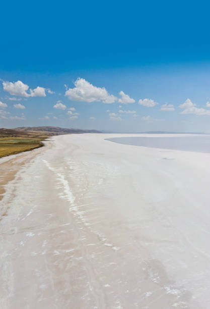 luftaufnahme des tuz-sees, tuz golu. salzsee. weißes salzwasser. es ist der zweitgrößte see der türkei und einer der größten hypersaline-seen der welt - hypersaline stock-fotos und bilder