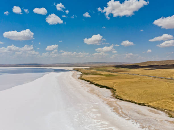 luftaufnahme des tuz-sees, tuz golu. salzsee. weißes salzwasser. es ist der zweitgrößte see der türkei und einer der größten hypersaline-seen der welt - hypersaline stock-fotos und bilder